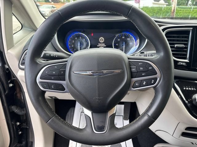 Used 2023 Chrysler Pacifica Touring-L FWD image 17