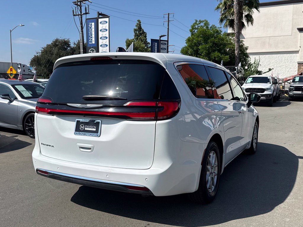 Used 2024 Chrysler Pacifica Touring-L FWD image 12