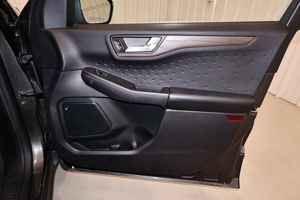 Certified 2020 Ford Escape Titanium w/ Titanium Premium Package 2.0 AWD/4WD image 20