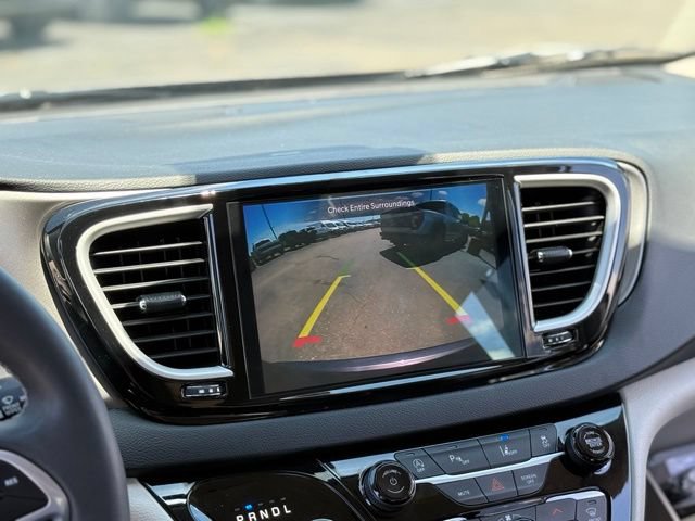 Used 2023 Chrysler Pacifica Touring-L FWD video 3