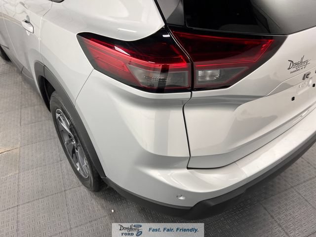 Used 2025 Nissan Rogue SV FWD image 12