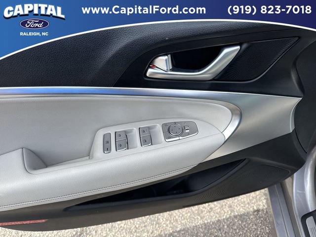 Used 2025 Genesis G70 2.5T image 20