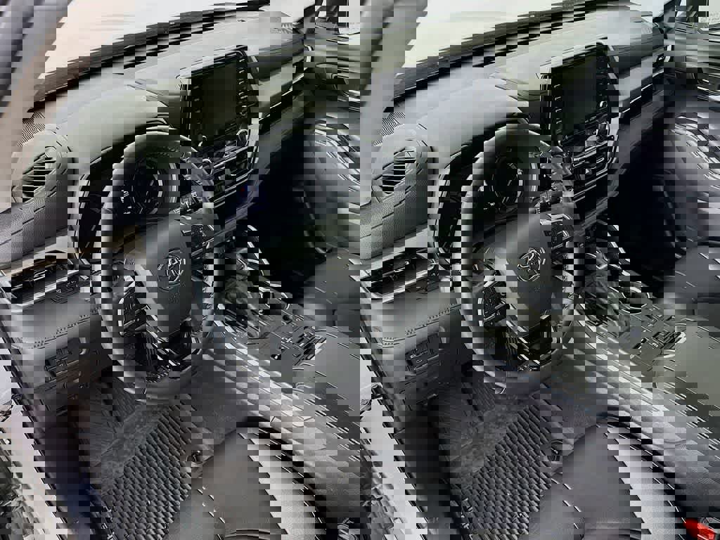 Used 2020 Toyota Highlander XLE image 2