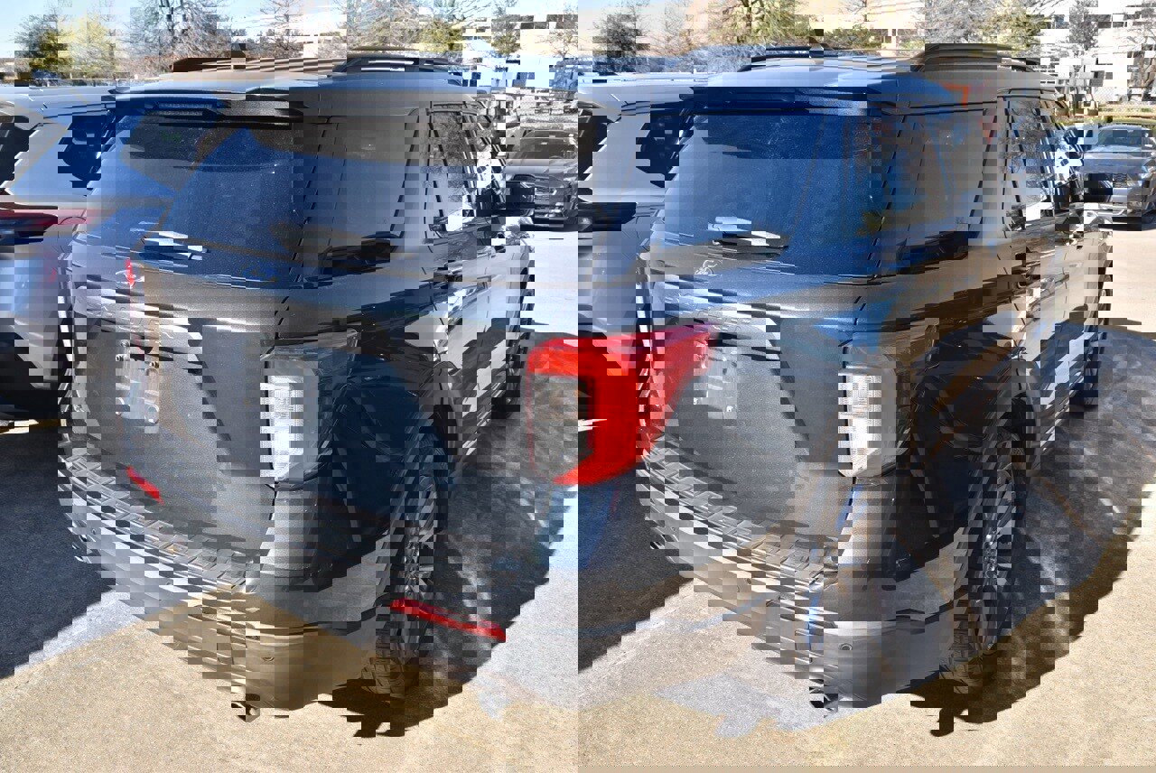 Certified 2022 Ford Explorer XLT w/ Equipment Group 202A image 4