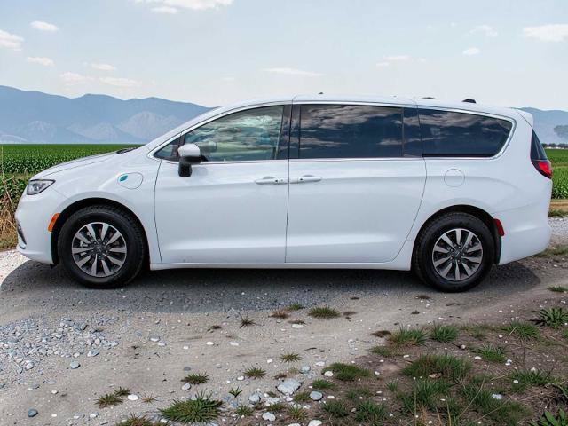 Used 2023 Chrysler Pacifica Touring-L FWD image 3
