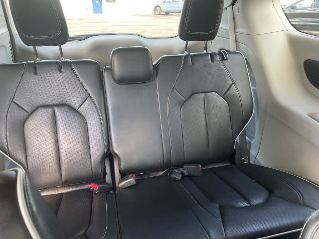Used 2023 Chrysler Pacifica Limited AWD/4WD image 18