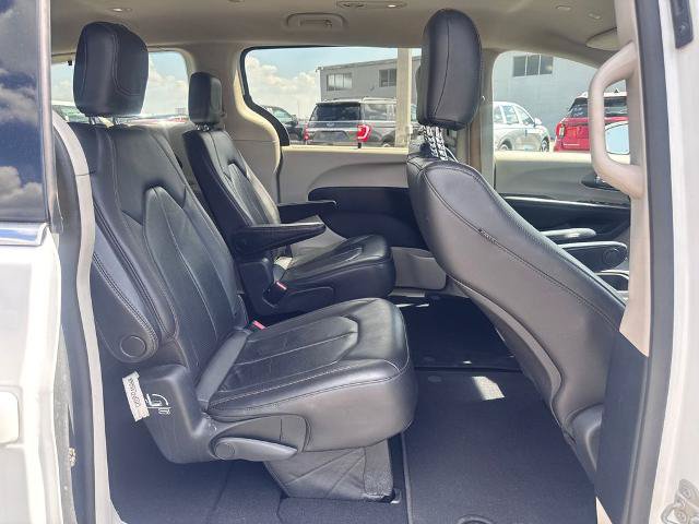Used 2020 Chrysler Pacifica Touring-L FWD image 14