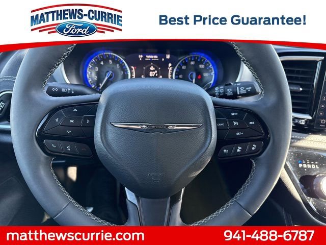 Used 2025 Chrysler Pacifica Limited image 18