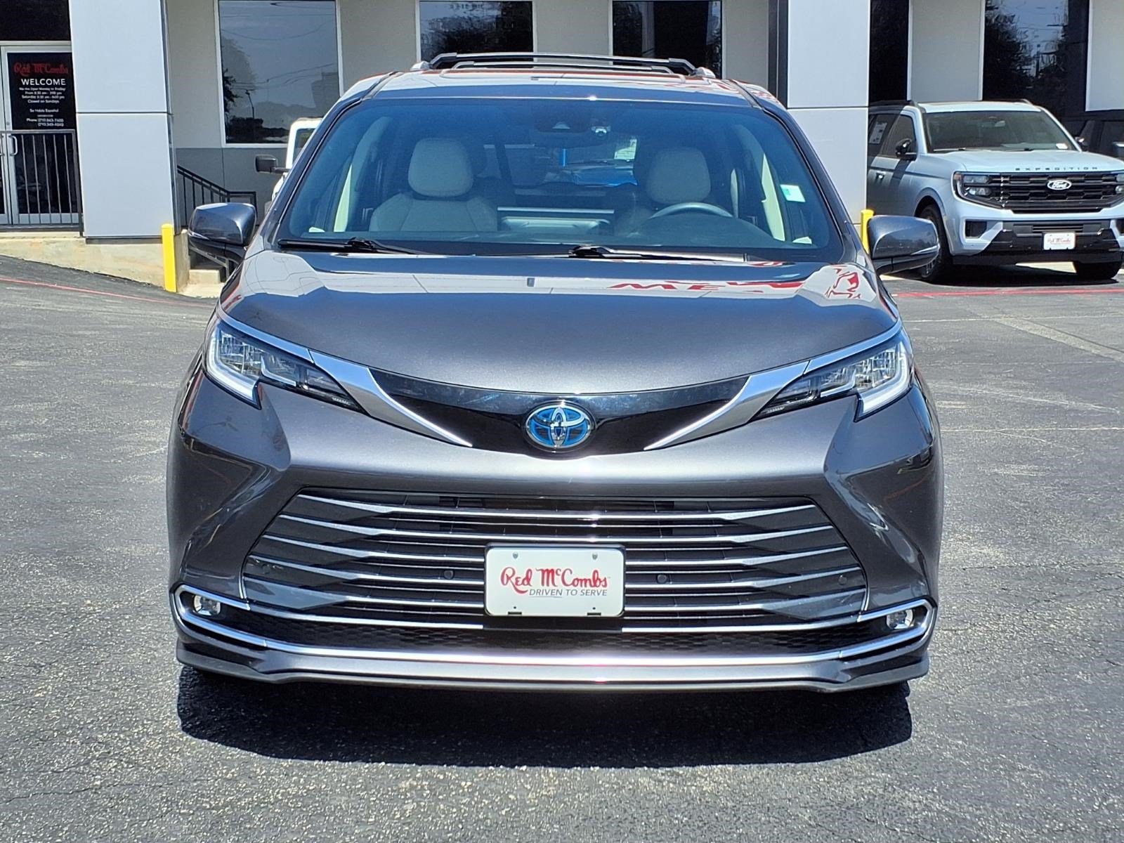 Used 2025 Toyota Sienna Limited AWD/4WD image 2