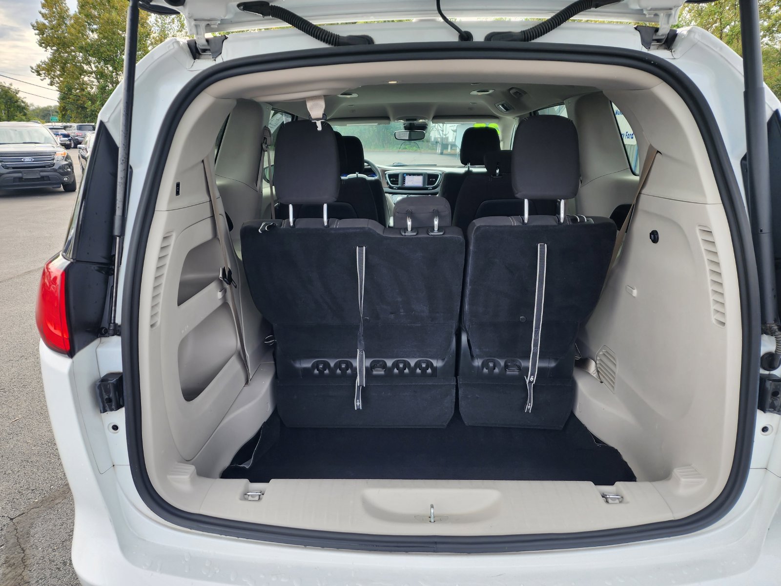 Used 2023 Chrysler Voyager LX FWD image 9