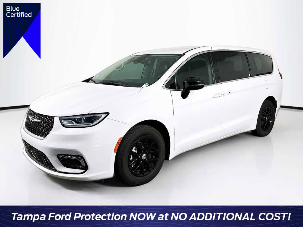 Used 2024 Chrysler Pacifica Touring-L image 1