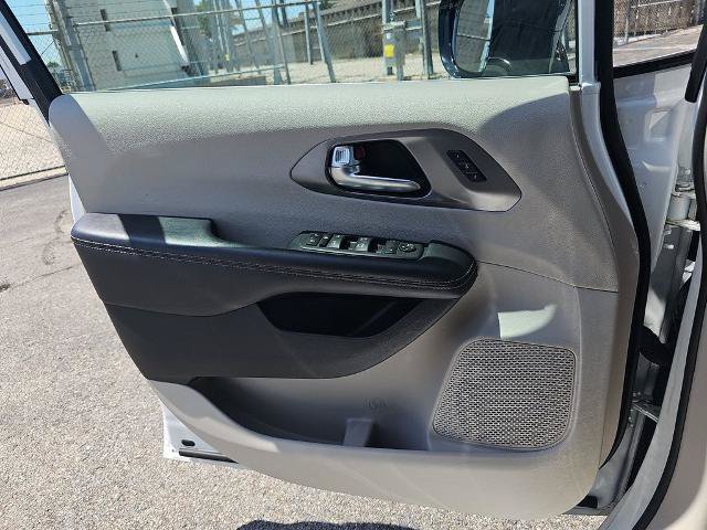 Used 2024 Chrysler Pacifica Touring-L FWD image 25