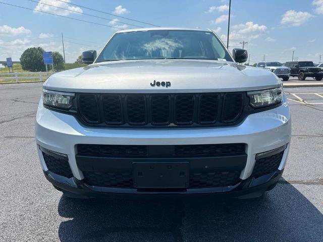 Used 2023 Jeep Grand Cherokee L Limited w/ Black Appearance Package AWD/4WD image 3