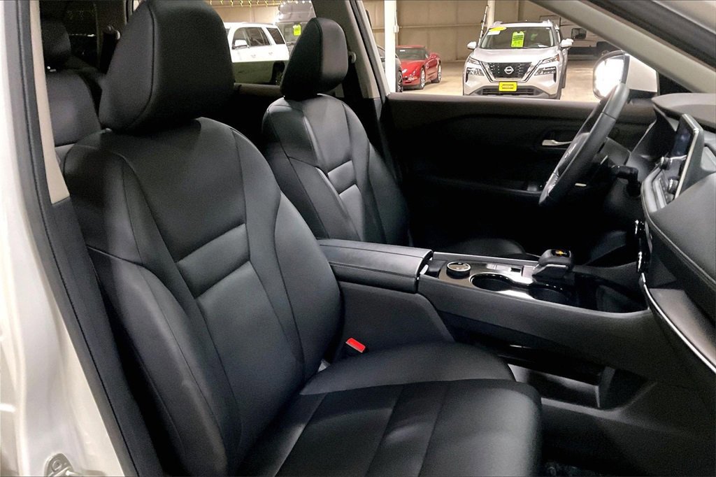Used 2023 Nissan Rogue SV w/ SV Premium B Package image 9
