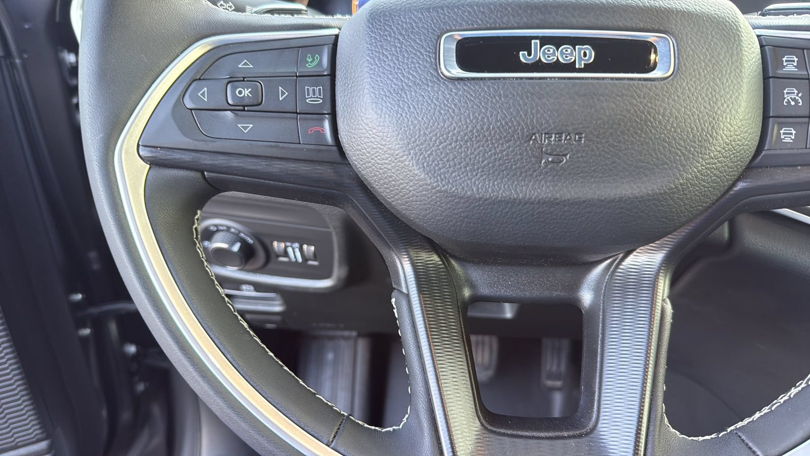 Used 2025 Jeep Grand Cherokee Laredo X w/ Luxury Tech Group I AWD/4WD image 16