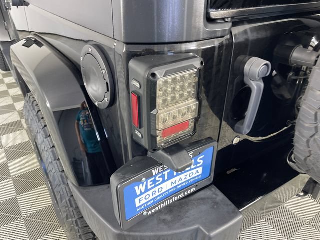 Used 2017 Jeep Wrangler Unlimited Sahara w/ Connectivity Group AWD/4WD image 17