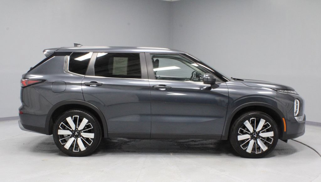 Used 2025 Mitsubishi Outlander AWD image 12