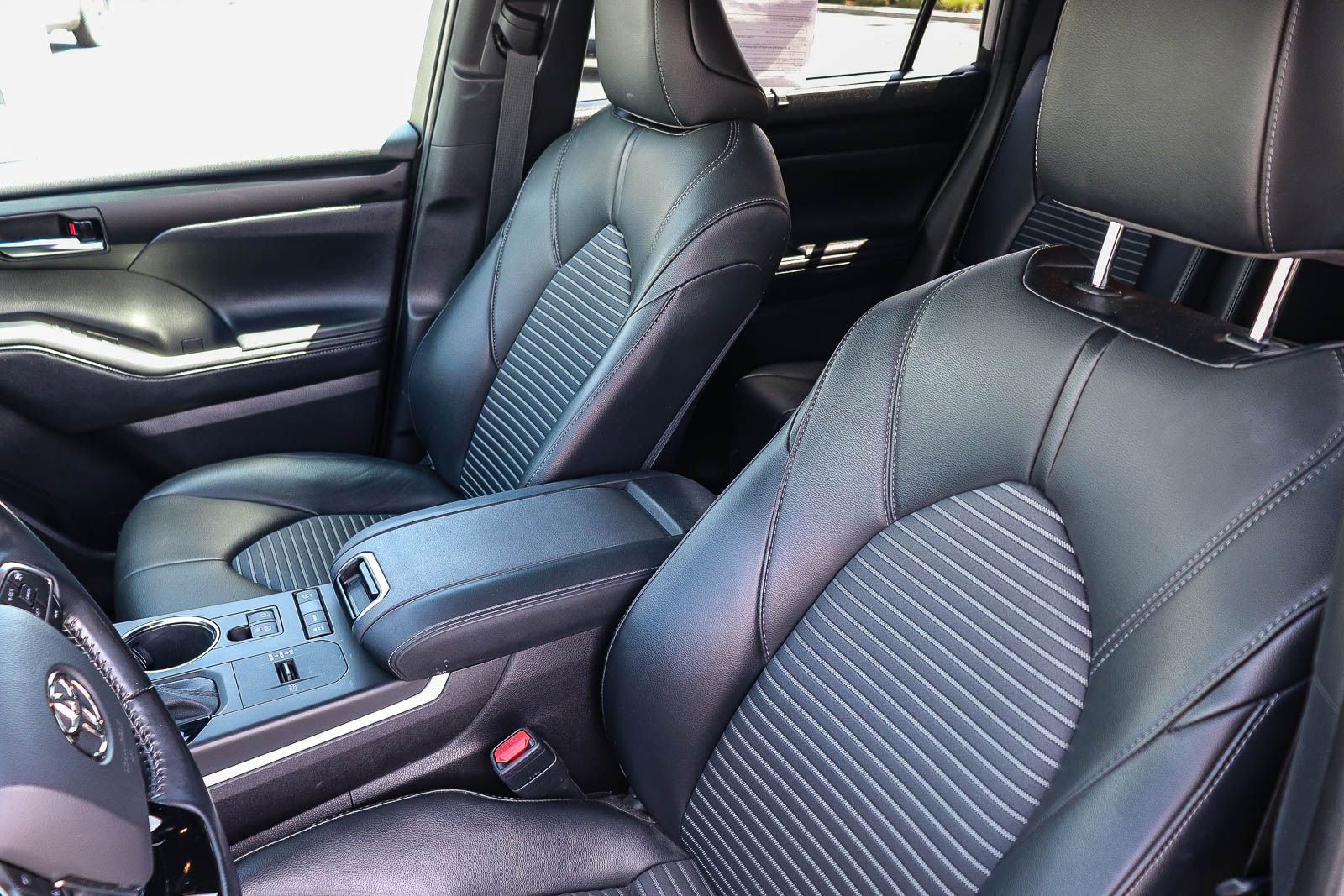 Used 2021 Toyota Highlander XSE FWD image 26