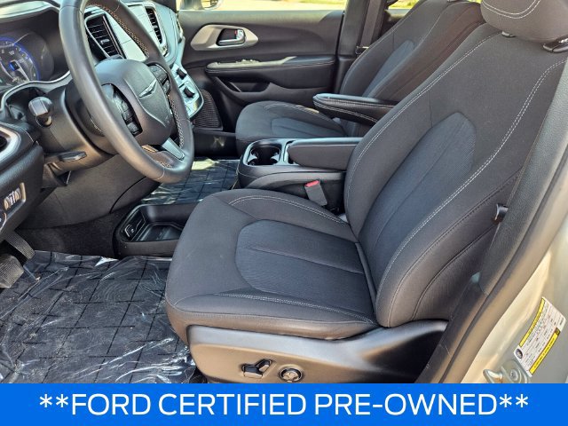Used 2023 Chrysler Pacifica Touring FWD image 16