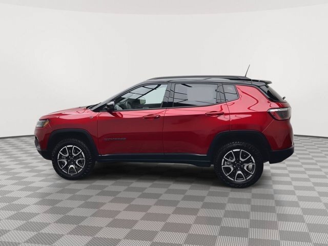 Used 2025 Jeep Compass Trailhawk AWD/4WD image 32
