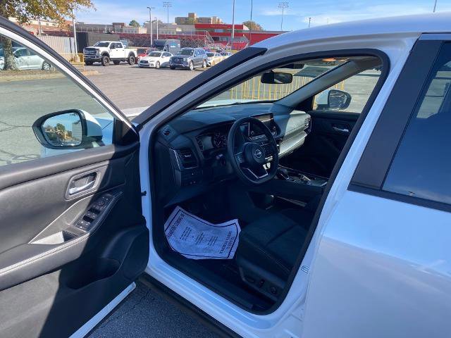 Used 2024 Nissan Rogue SV image 10