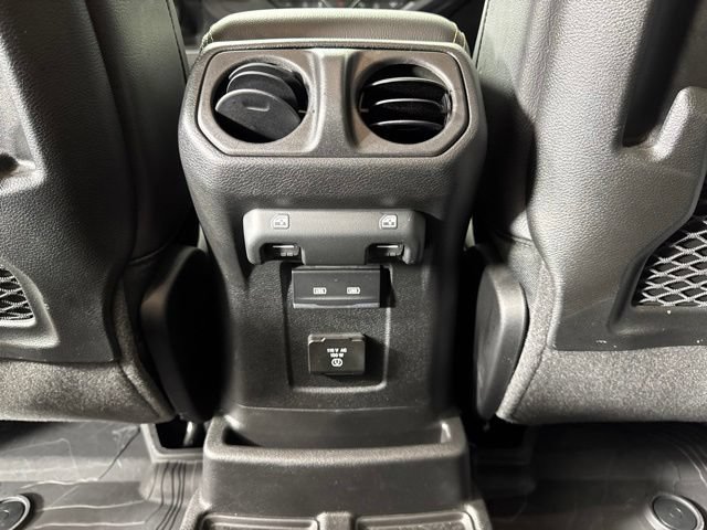 Used 2026 Jeep Wrangler Unlimited Sahara AWD/4WD image 11