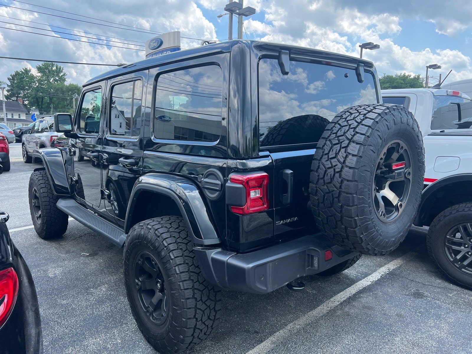 Used 2025 Jeep Wrangler Unlimited Sahara AWD/4WD image 10