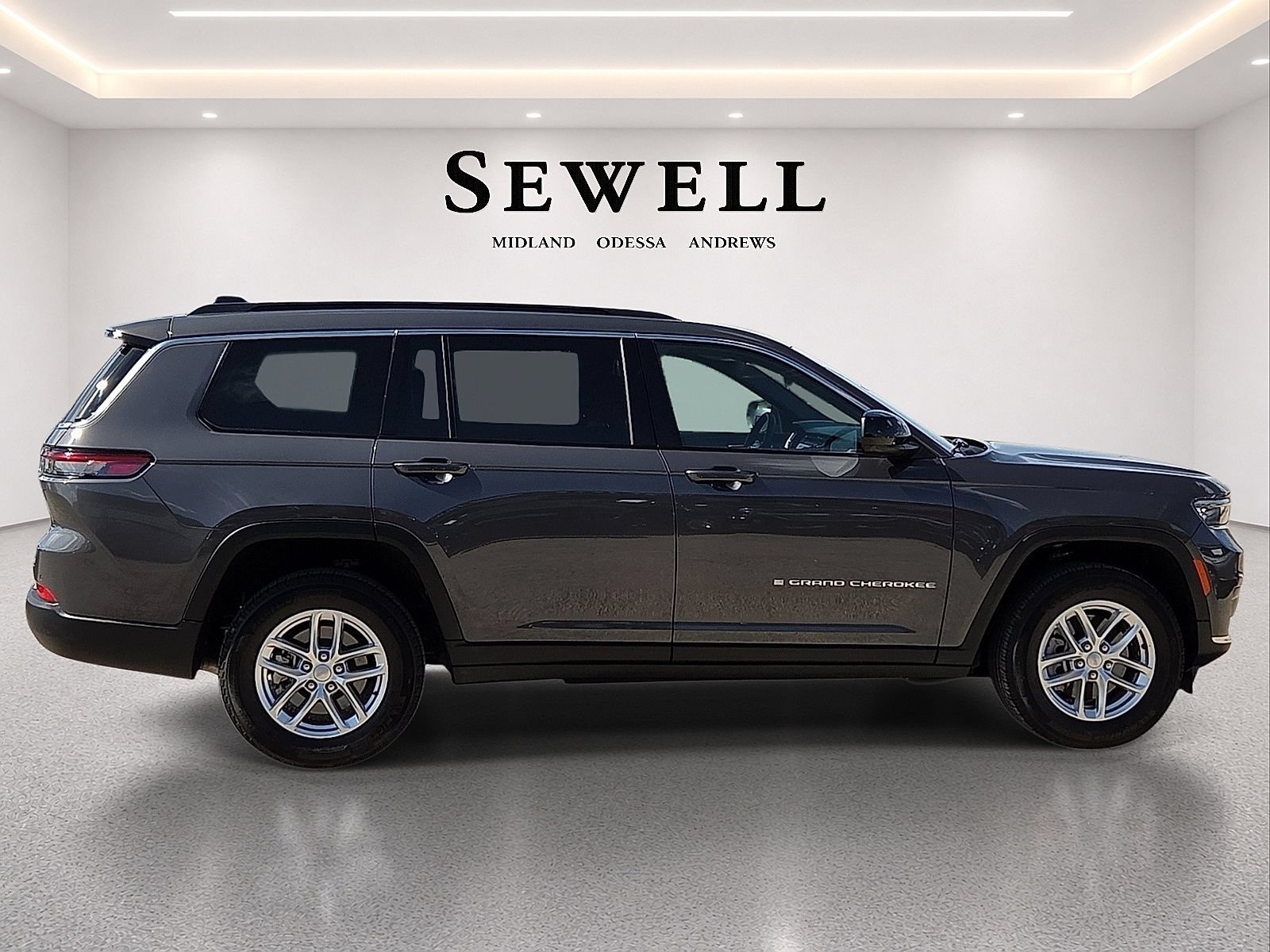 Used 2025 Jeep Grand Cherokee L Laredo RWD image 5