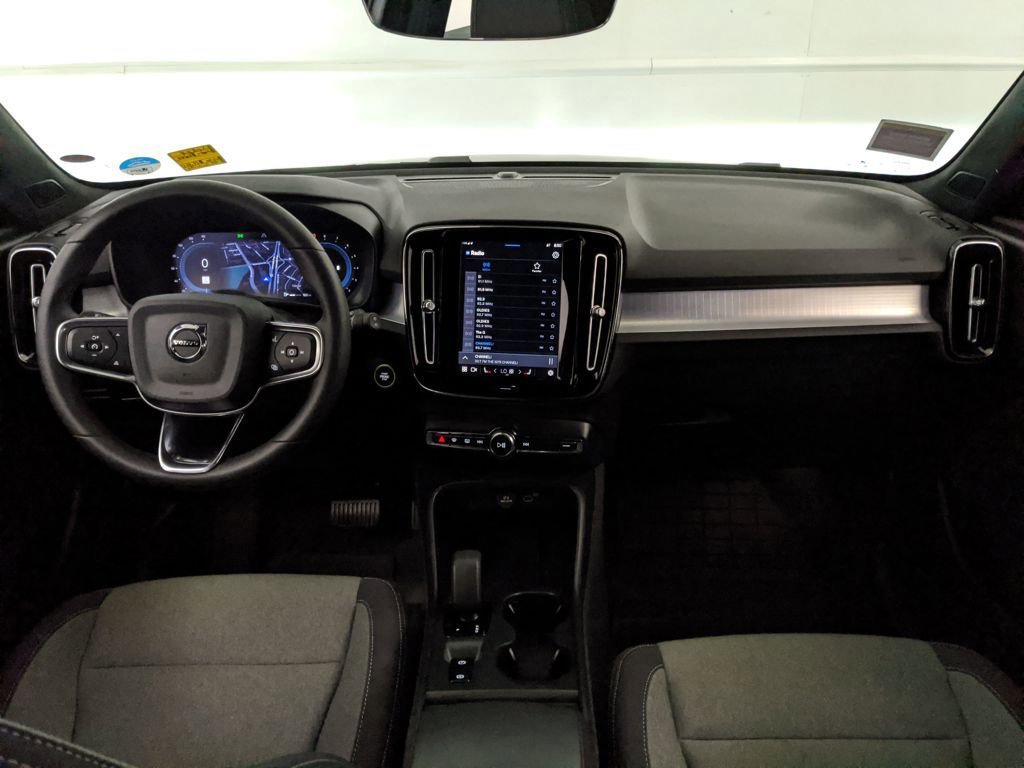 Used 2024 Volvo XC40 B5 Core image 7
