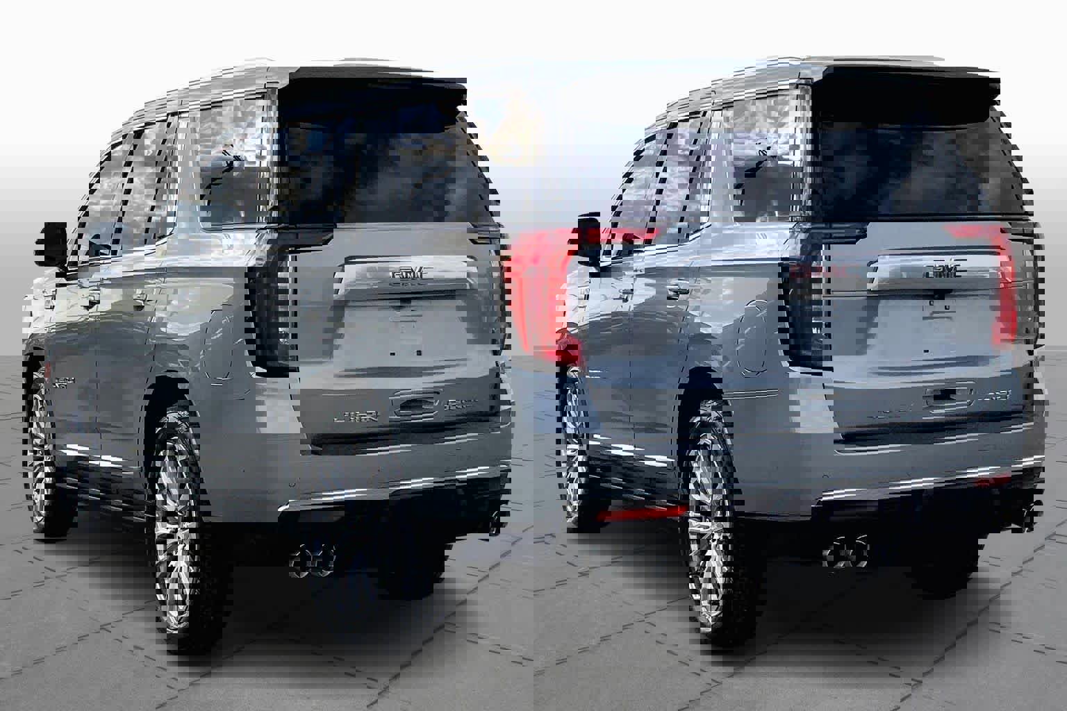 Used 2024 GMC Yukon Denali w/ Advanced Technology Package image 2