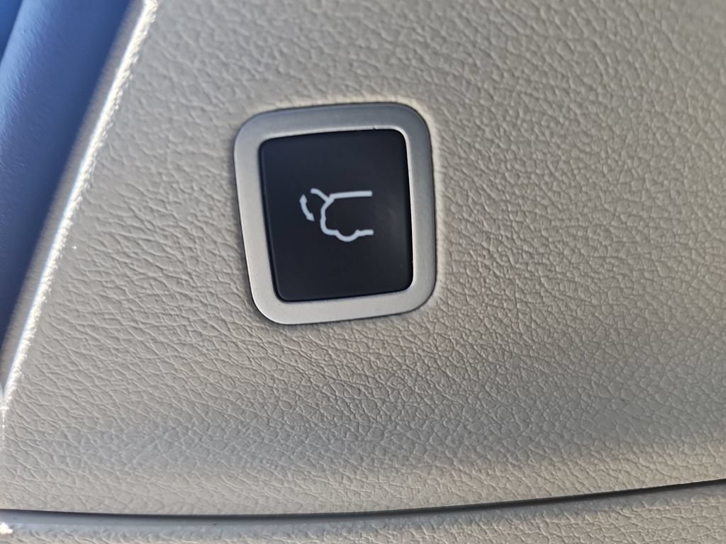 Used 2023 Chrysler Pacifica Touring-L FWD image 13