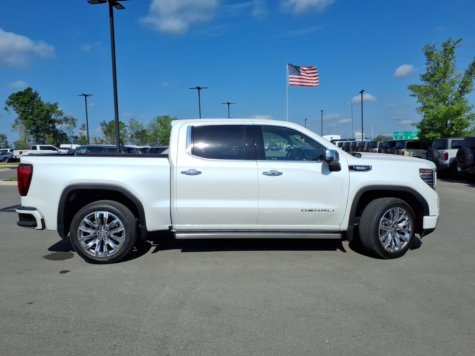 Used 2023 GMC Sierra 1500 Denali w/ Denali Reserve Package AWD/4WD image 2