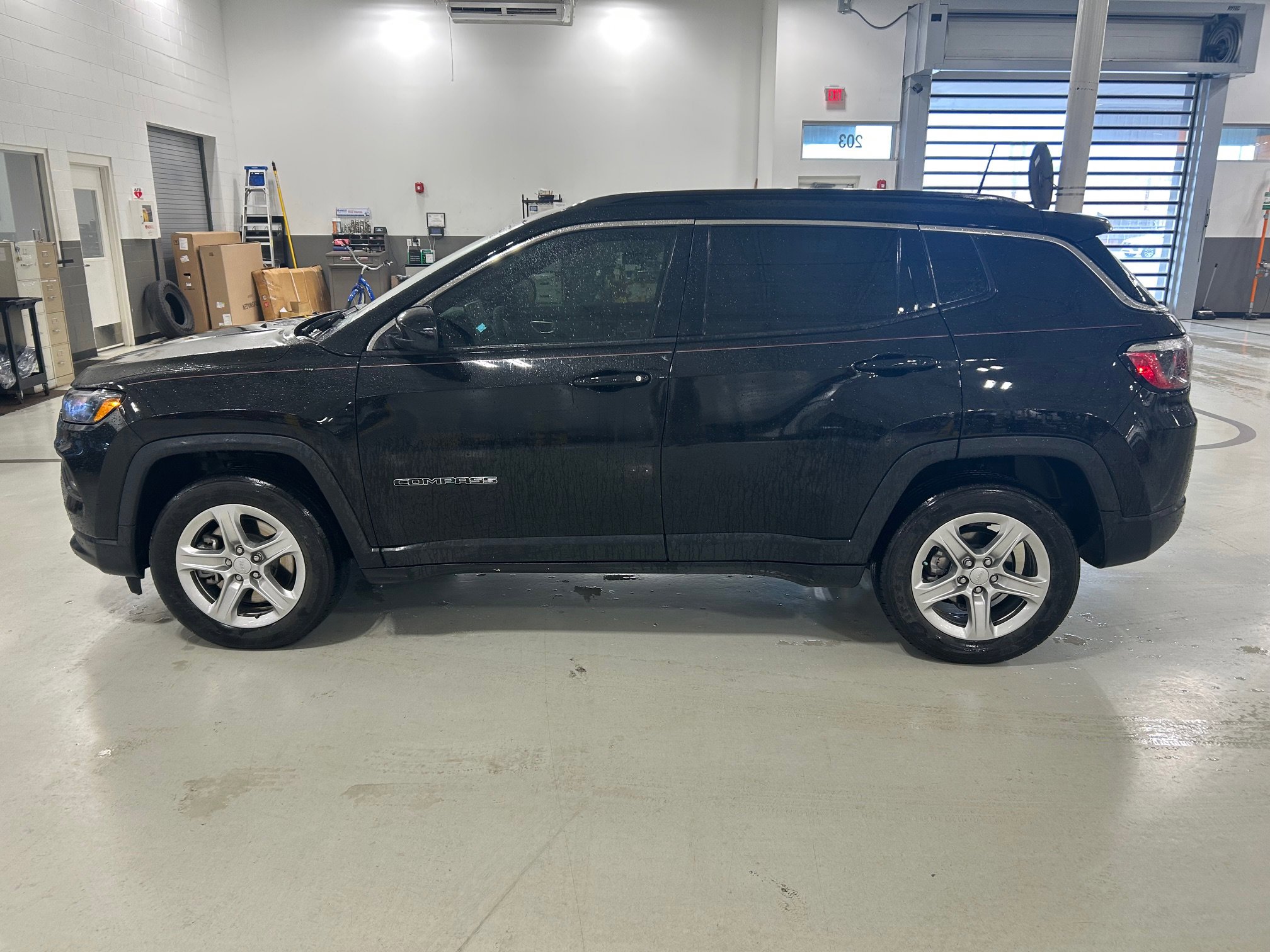 Used 2023 Jeep Compass Latitude AWD/4WD image 4