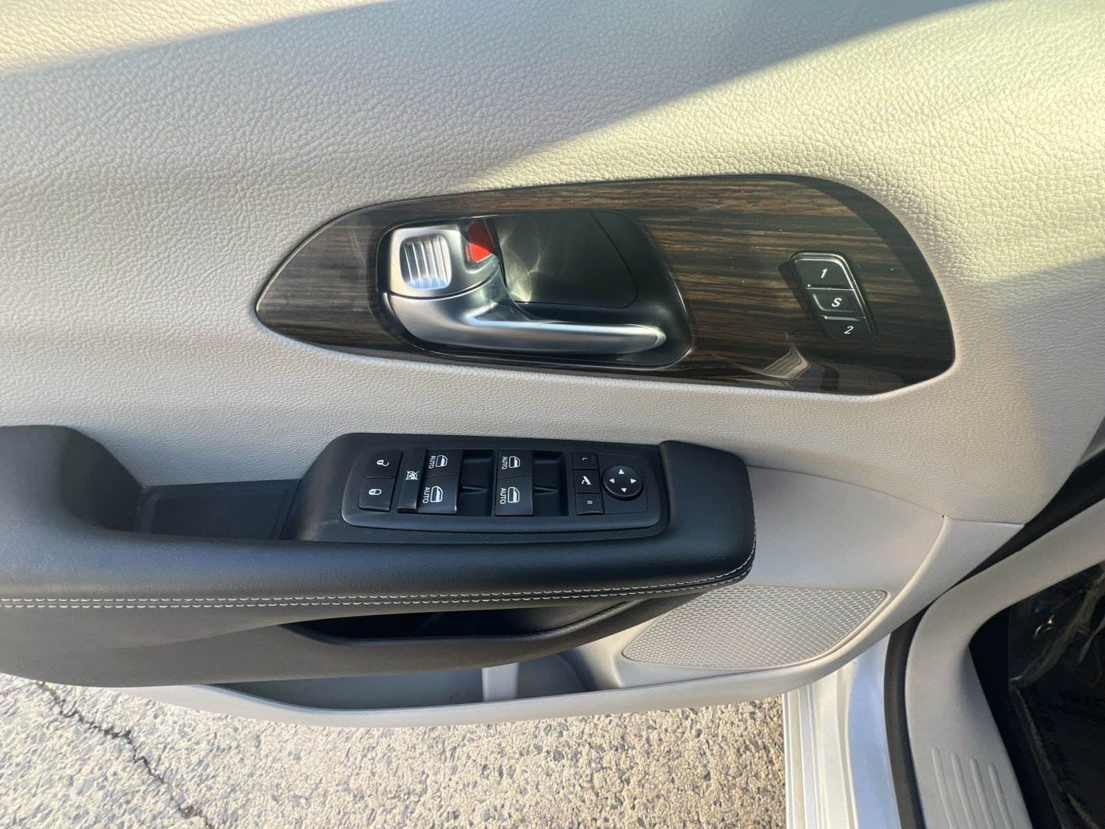 Used 2023 Chrysler Pacifica Limited image 15