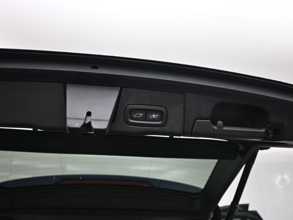 Used 2023 Volvo XC60 B5 Plus image 22