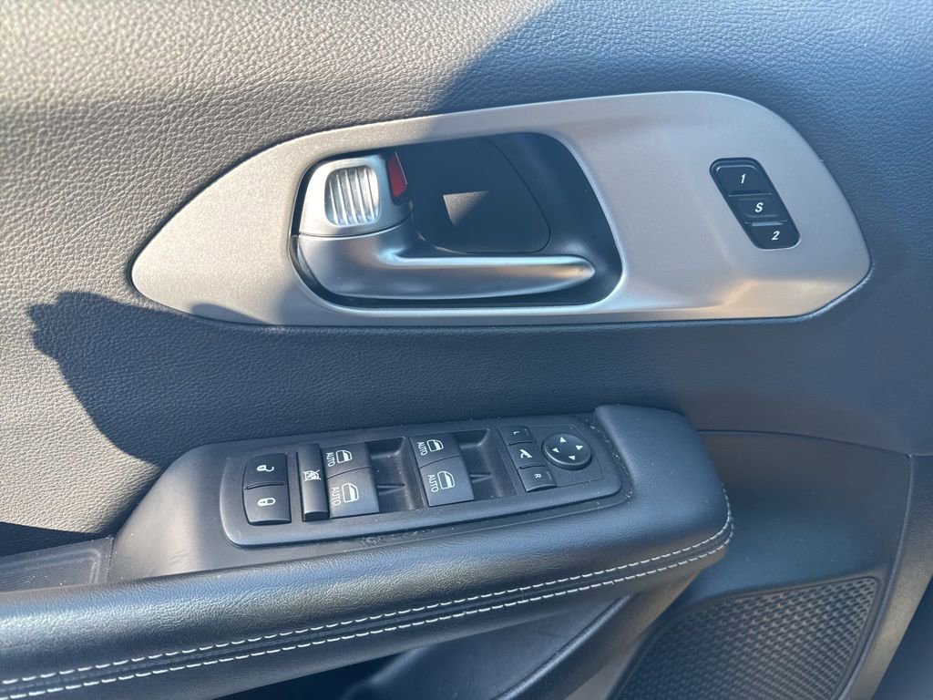 Used 2025 Chrysler Pacifica Limited image 31