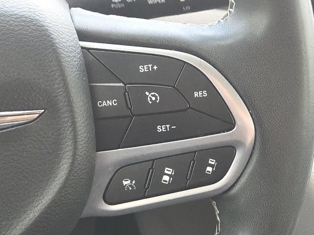 Used 2022 Chrysler Pacifica Touring-L FWD image 43
