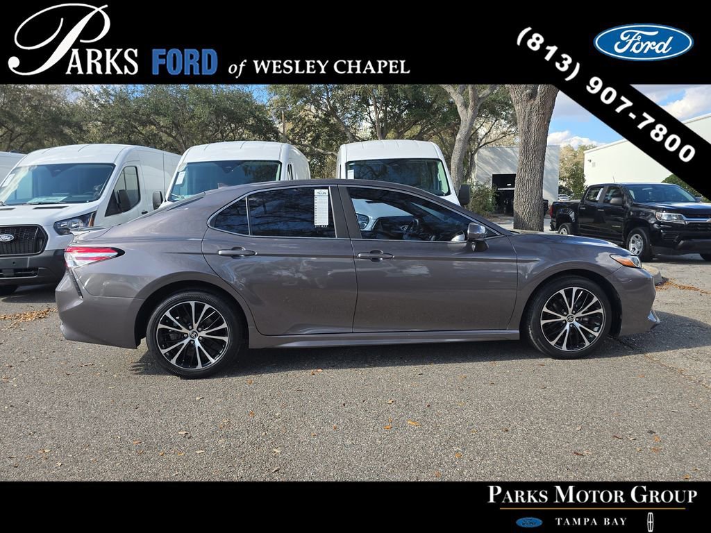 Used 2020 Toyota Camry SE image 2