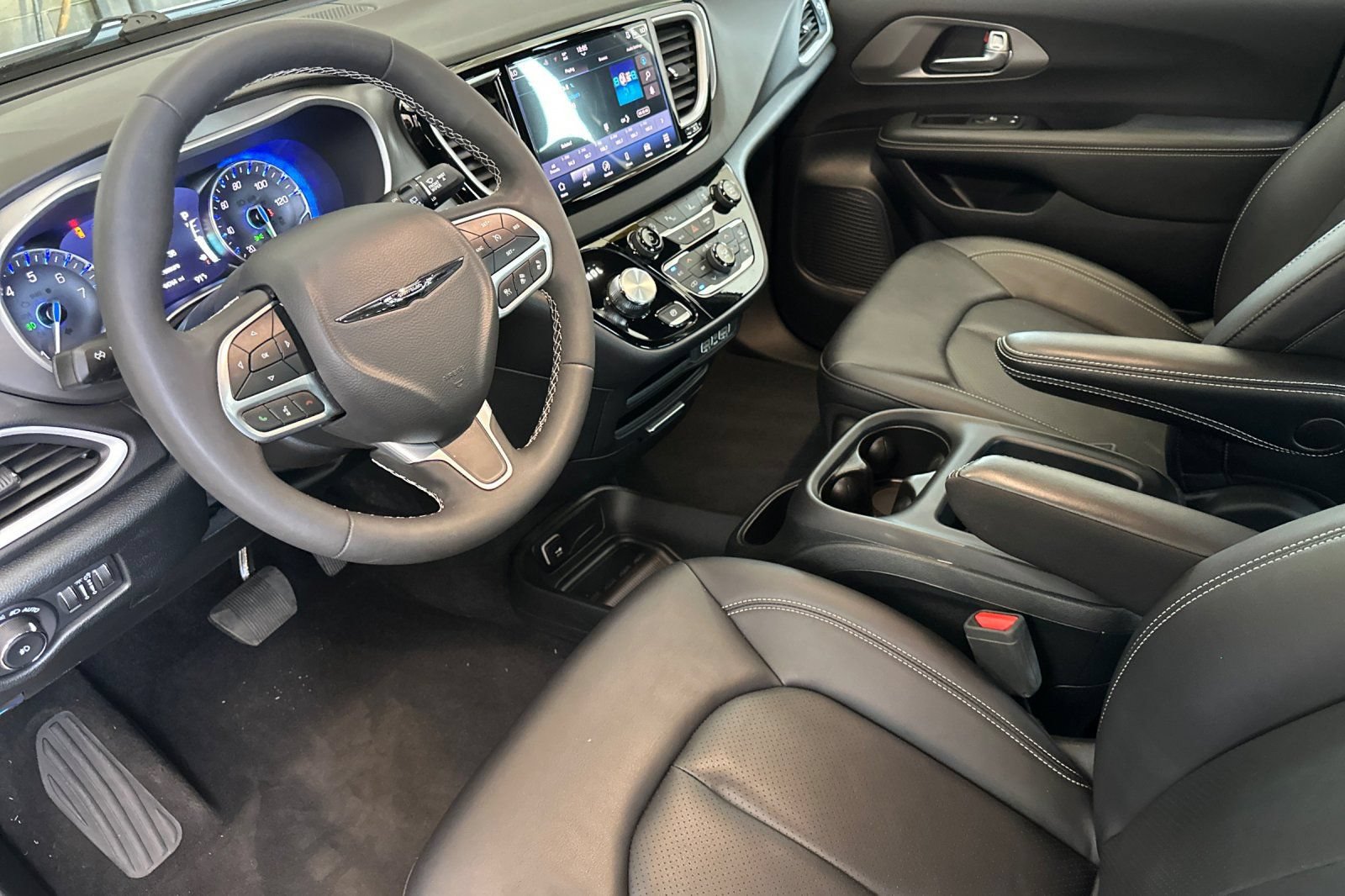Used 2025 Chrysler Pacifica Select FWD image 9