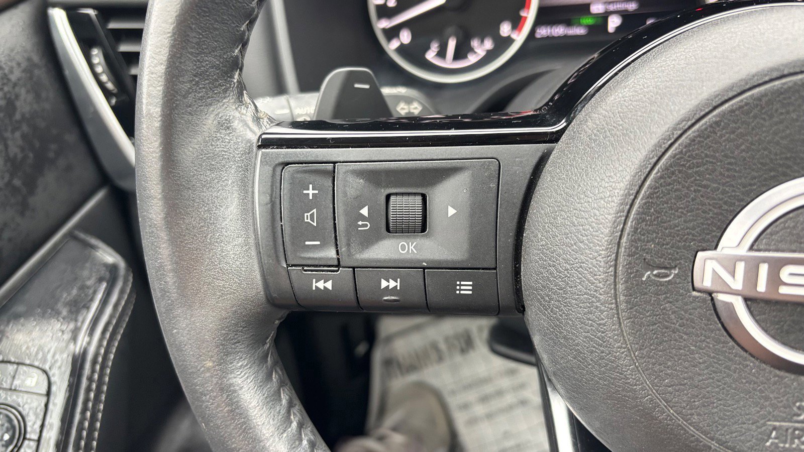 Used 2023 Nissan Rogue SV w/ SV Premium Package image 32