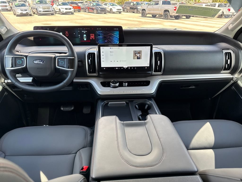 Certified 2025 Ford Expedition Active image 6