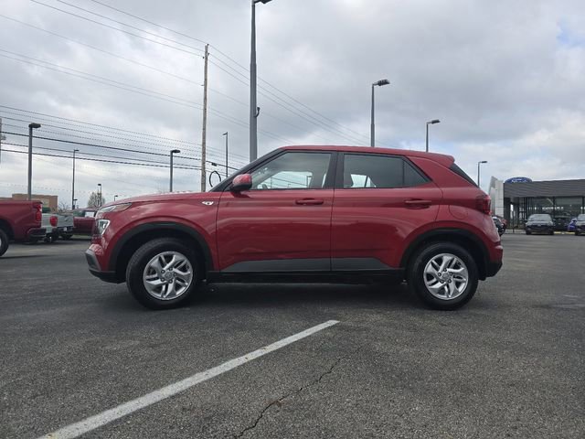 Used 2022 Hyundai Venue SE image 2