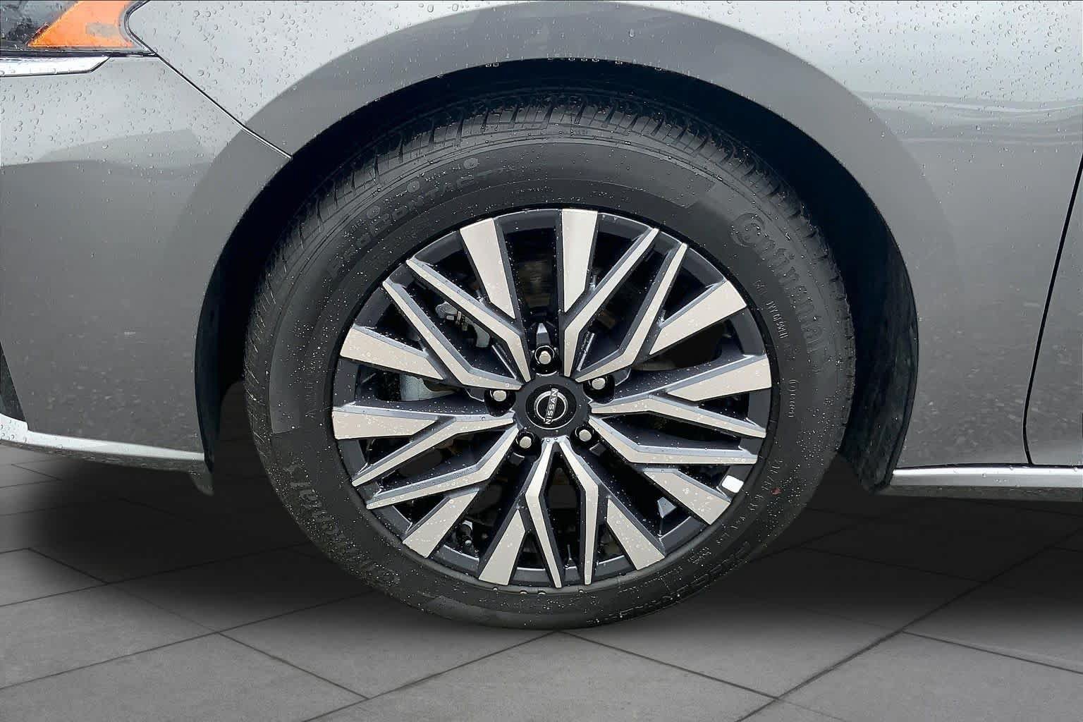 Used 2025 Nissan Altima 2.5 SV FWD image 10