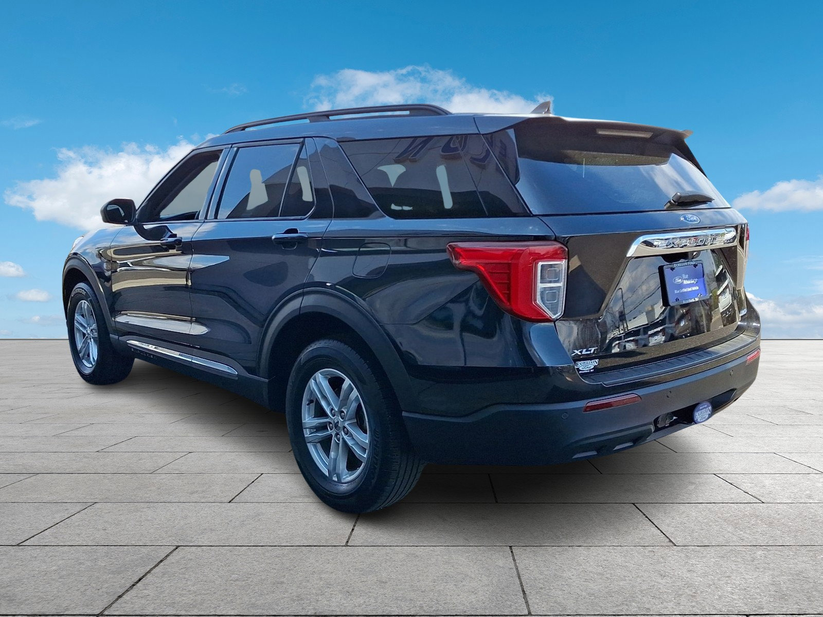 Certified 2022 Ford Explorer XLT w/ Class IV Trailer Tow Package image 2