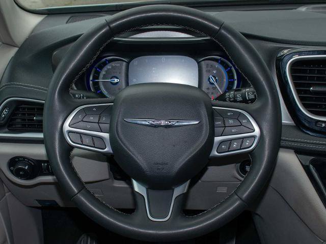Used 2023 Chrysler Pacifica Touring-L FWD image 21