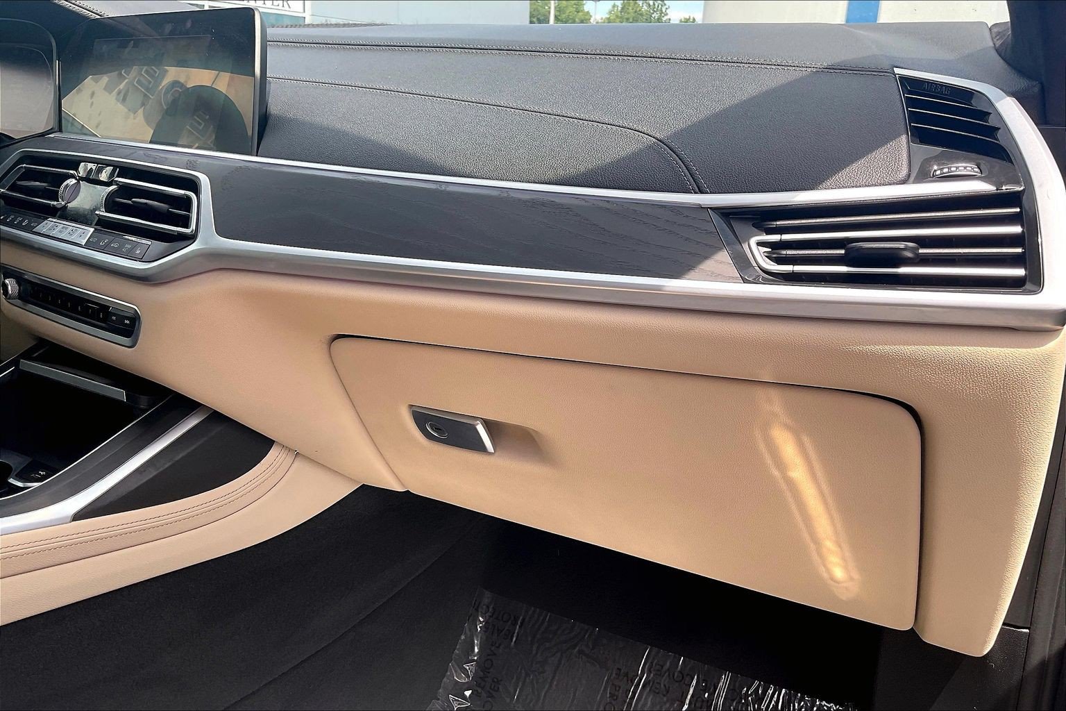 Used 2022 BMW X7 xDrive40i w/ M Sport Package AWD/4WD image 15