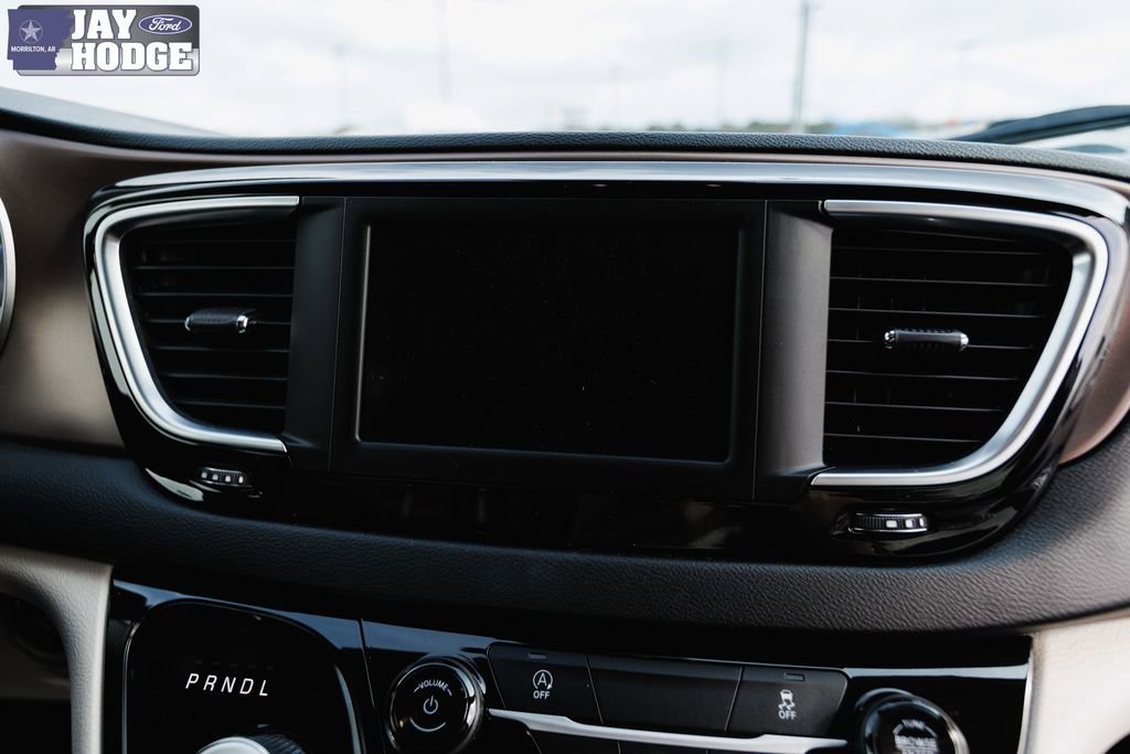 Used 2023 Chrysler Voyager LX image 21