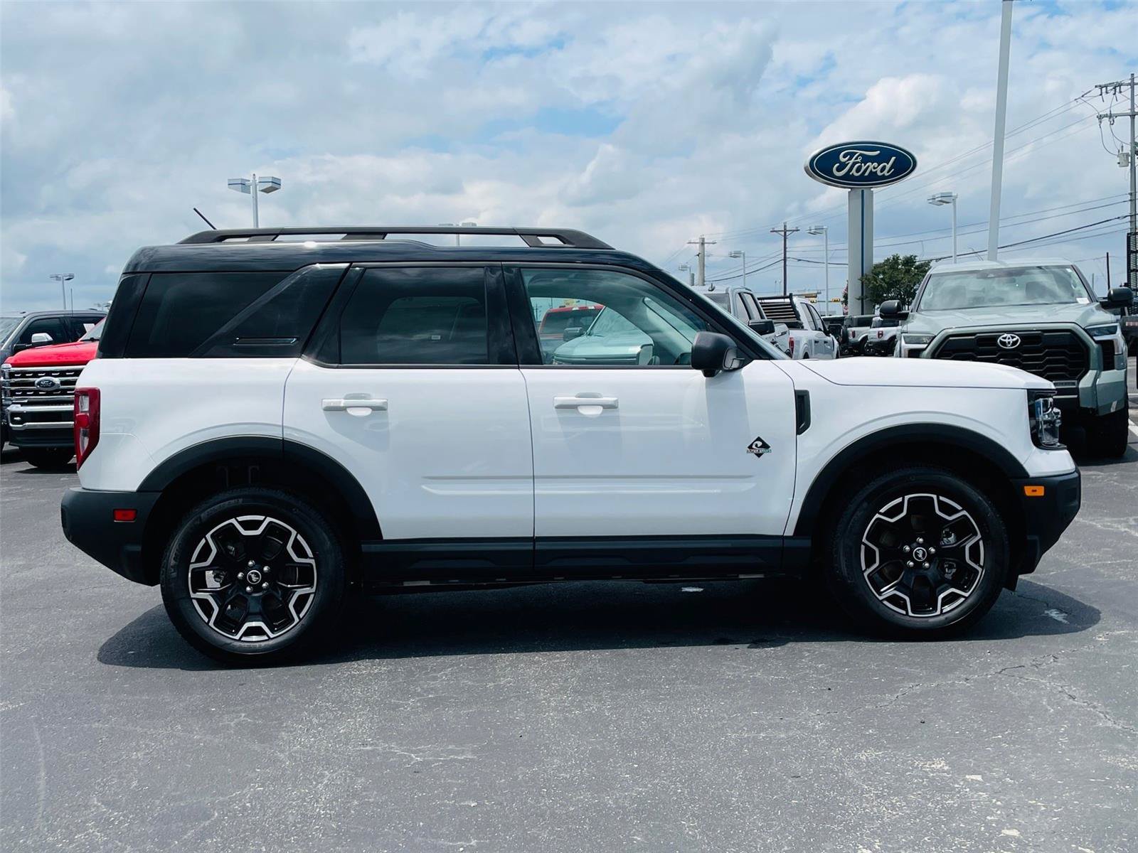 Certified 2025 Ford Bronco Sport Outer Banks w/ Outer Banks Tech Package+ AWD/4WD image 3