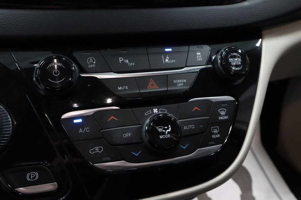 Used 2022 Chrysler Pacifica Touring-L FWD image 32