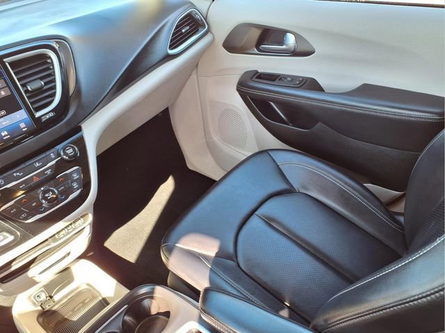 Used 2024 Chrysler Pacifica Touring-L image 13